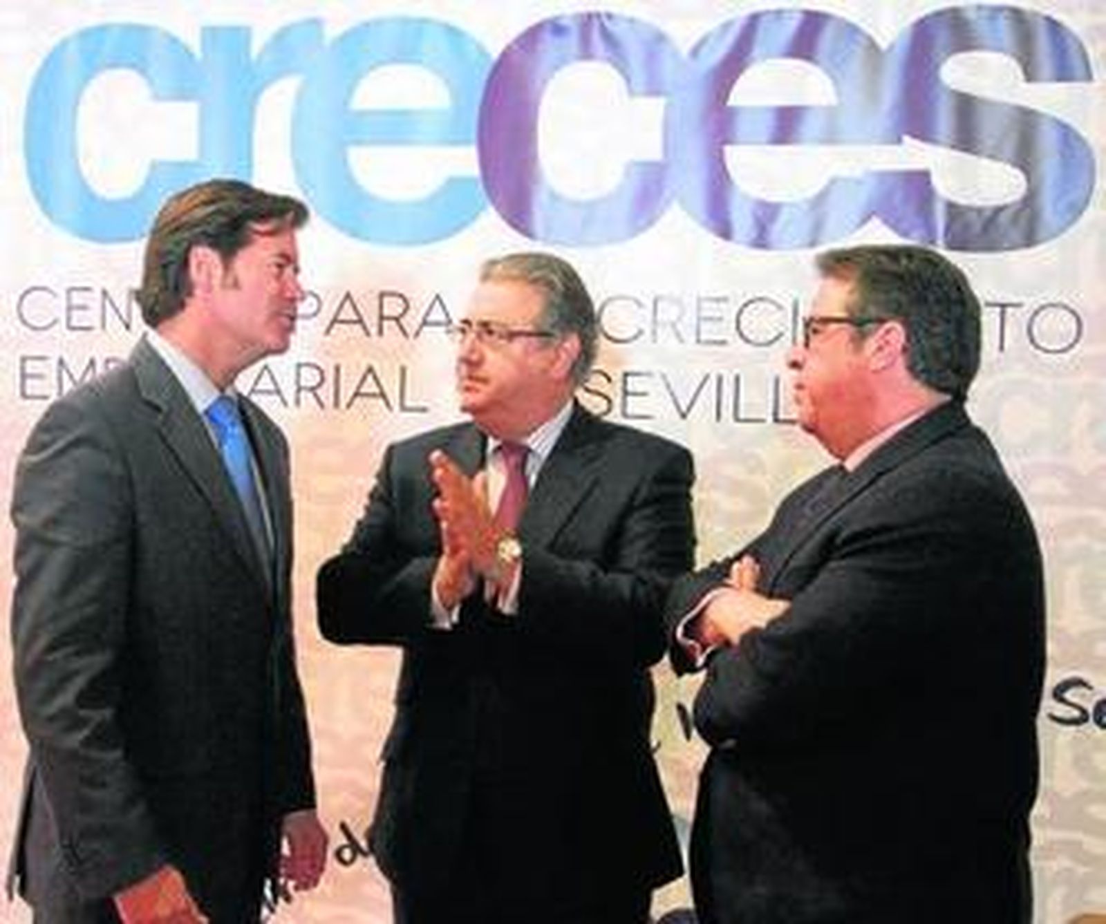 El alcalde, Juan Ignacio Zoido, entre el presidente de la patronal, Miguel Rus y el concejal Gregorio Serrano.