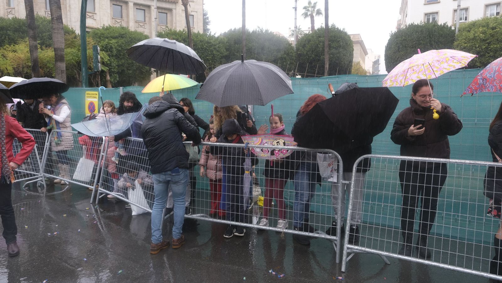 Fotografías de la cabalgata de los Reyes Magos pasada por agua en Almería