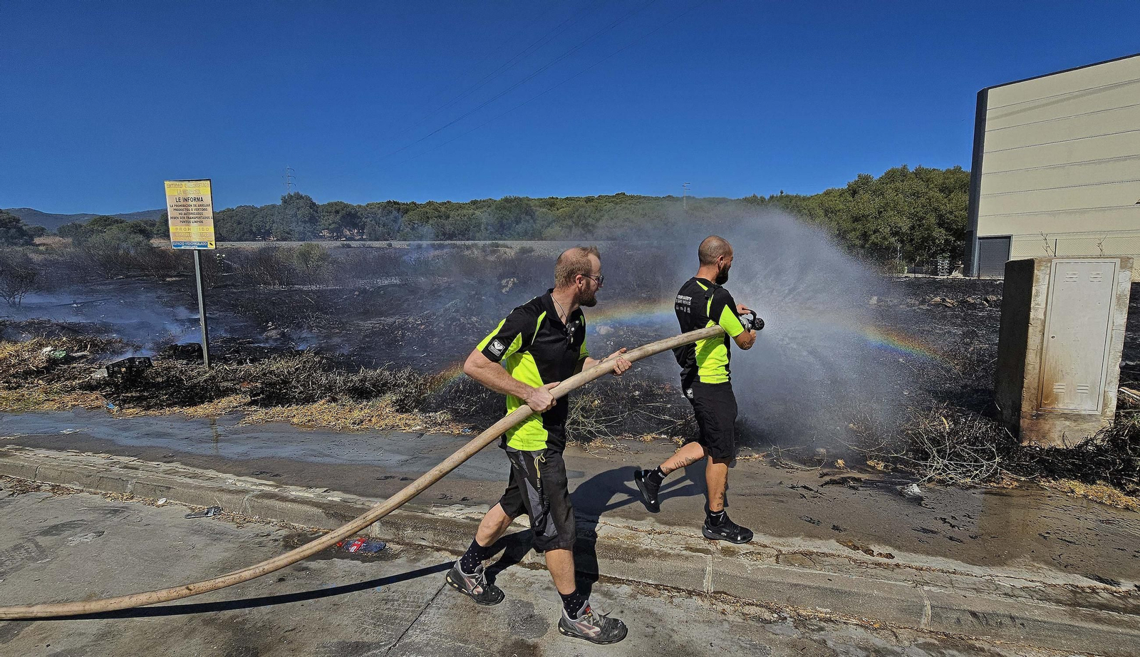 Fotos del incendio de pasto en el polígono de La Menacha en Algeciras