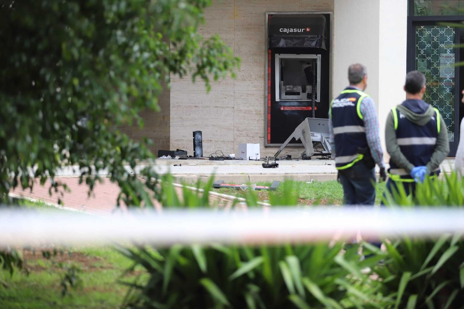 Las imágenes del atraco a un cajero automático en Huelva