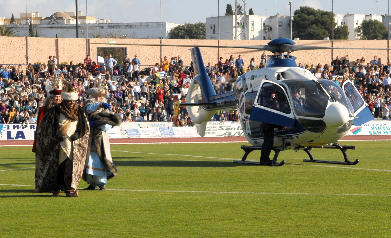En 2013 los Reyes Magos empezaron a llegar a San Fernando en helicóptero y desde entonces se ha mantenido esta peculiar aterrizaje en el estadio de Bahía Sur