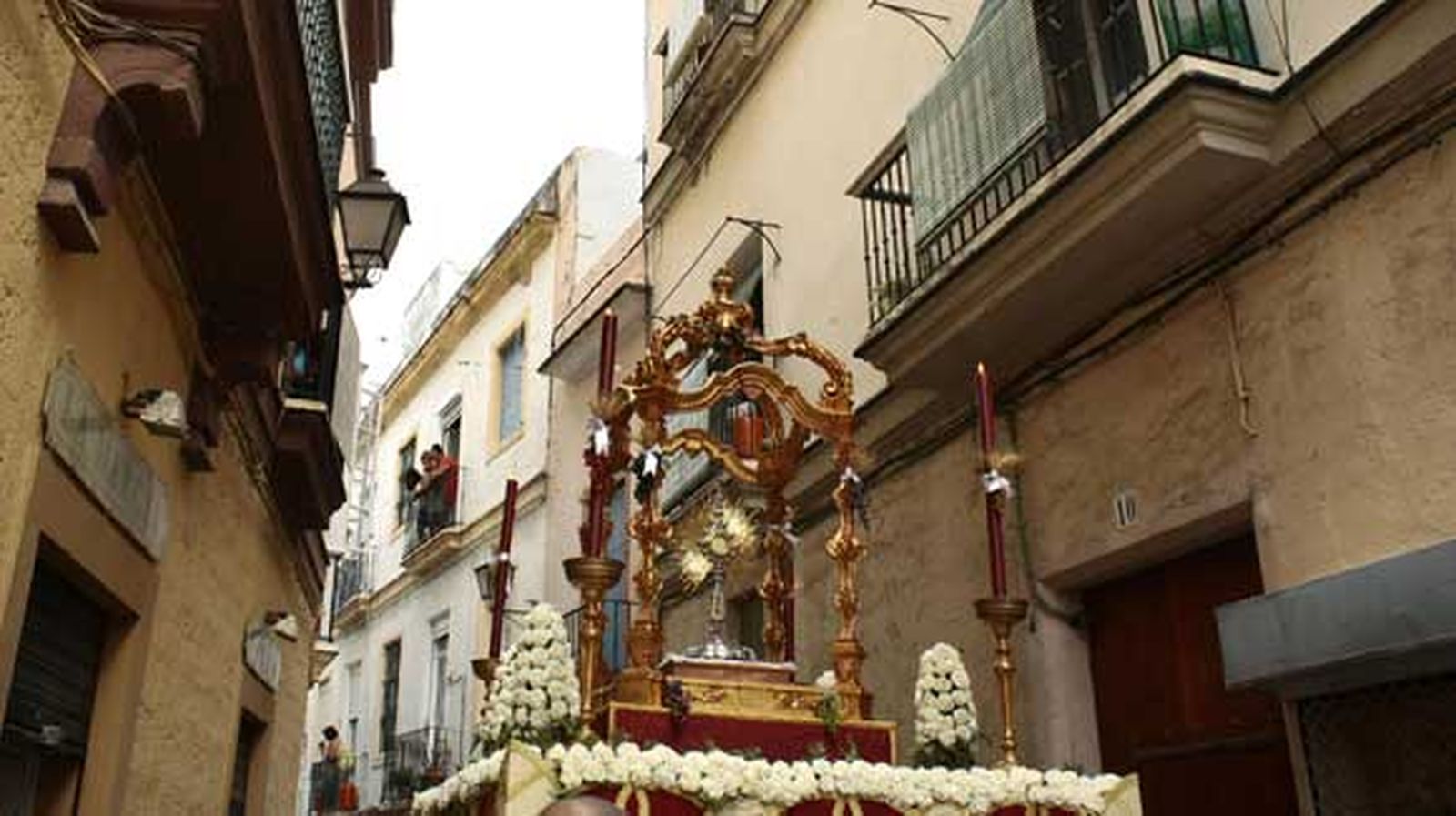 El Mentidero, Santa María y La Viña vivieron sus procesiones eucarísticas este fin de semana./ Fotos: Almudena Torres

Foto: Almudena Torres