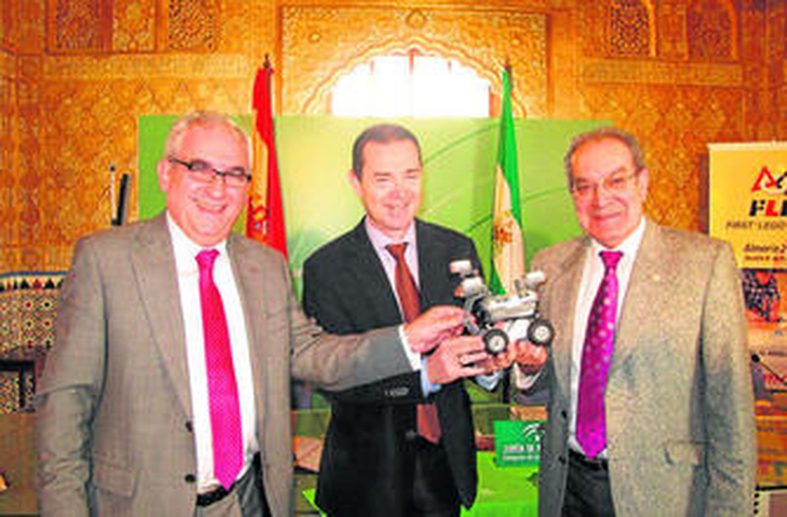 Alfredo Sánchez, Juan Carlos Pérez Navas y Francisco Maldonado, con una de las piezas que se pueden construir con Lego.