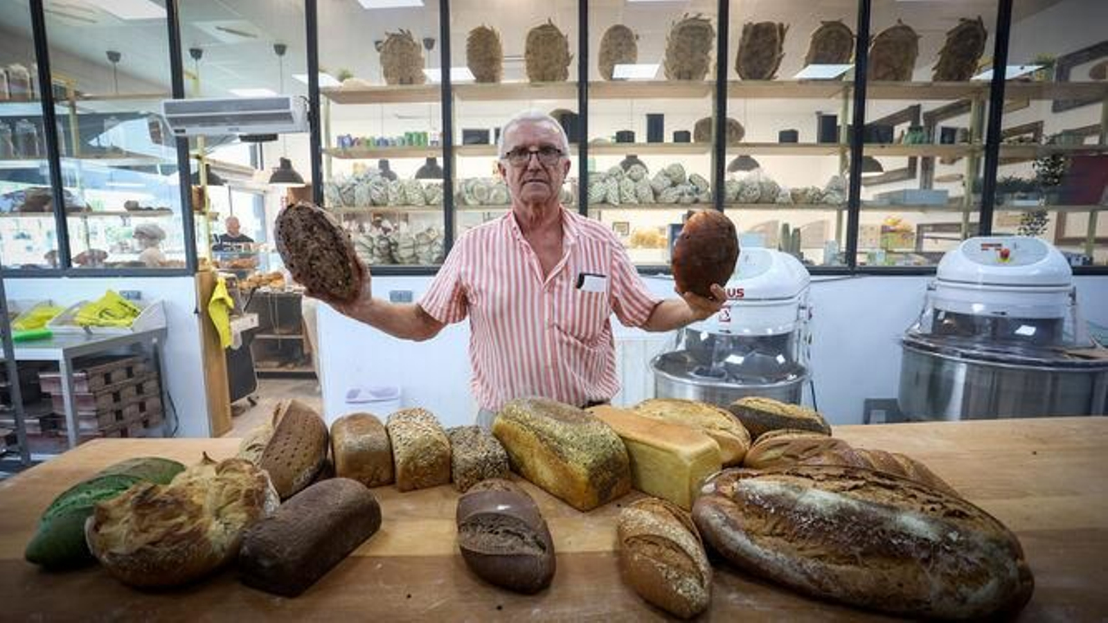 Pan artesano Guillermo Oliva posa con una variedad de sus panes artesanales.