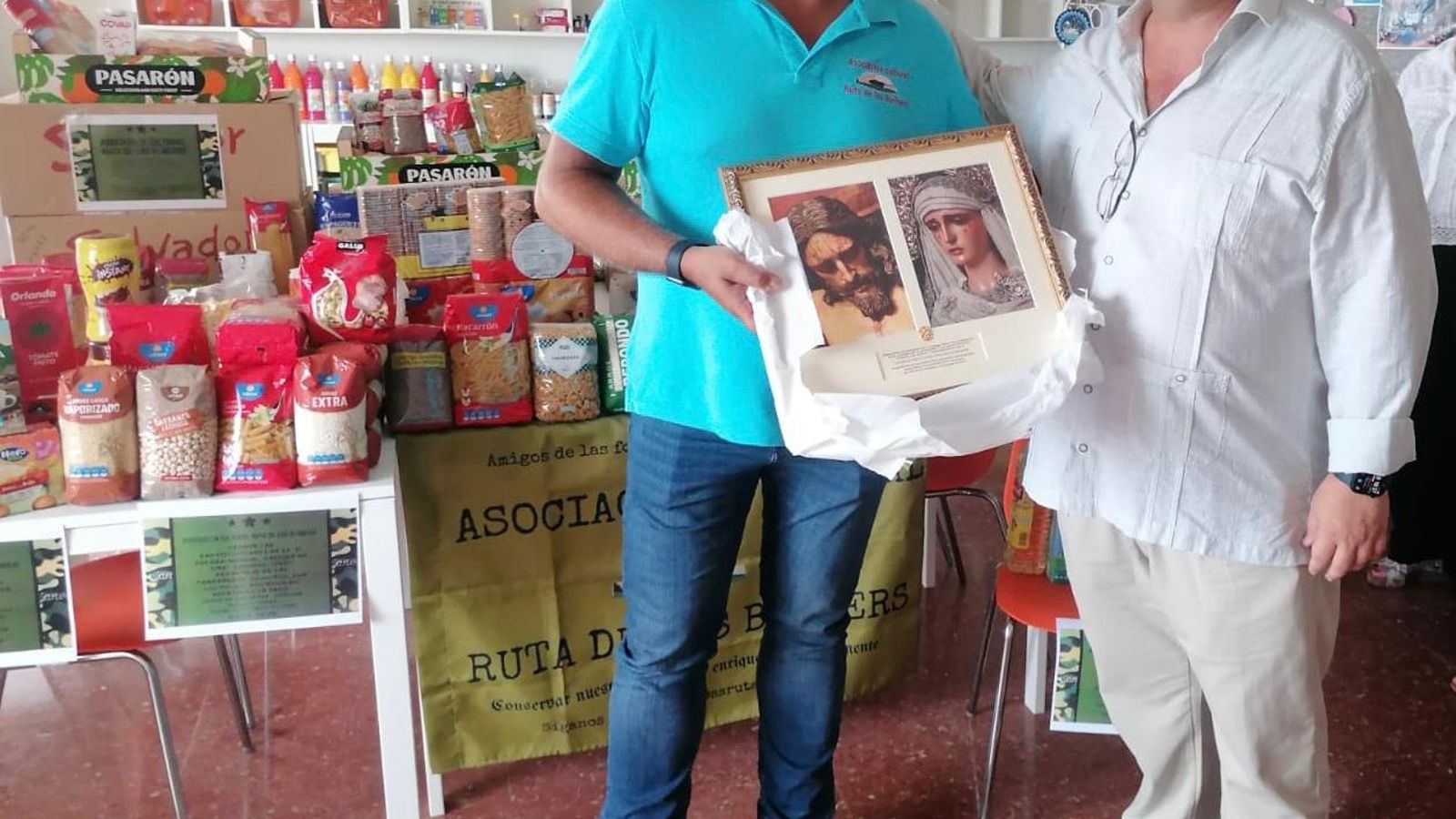 Entrega de obsequio por parte del Hermano Mayor de la Hermandad del Silencio de La Línea hacia el Presidente de la Asociación