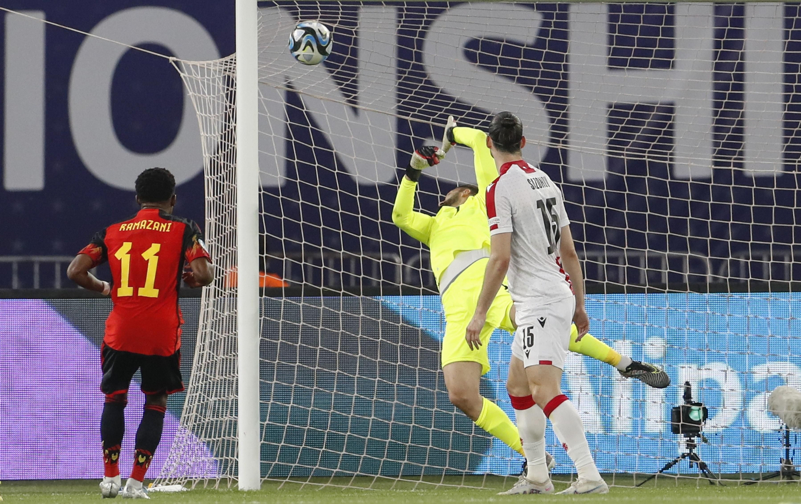 El belga ve cómo se mete el balón por la escuadra derecha de Mamardashivili