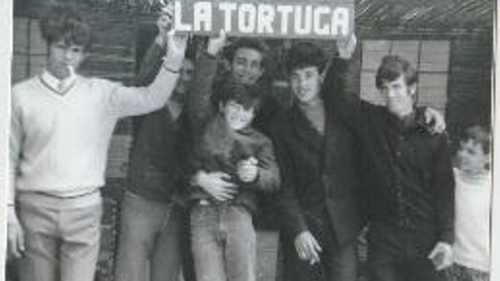 José Serrano y varios jóvenes de la época a la entrada del bar La Tortuga.