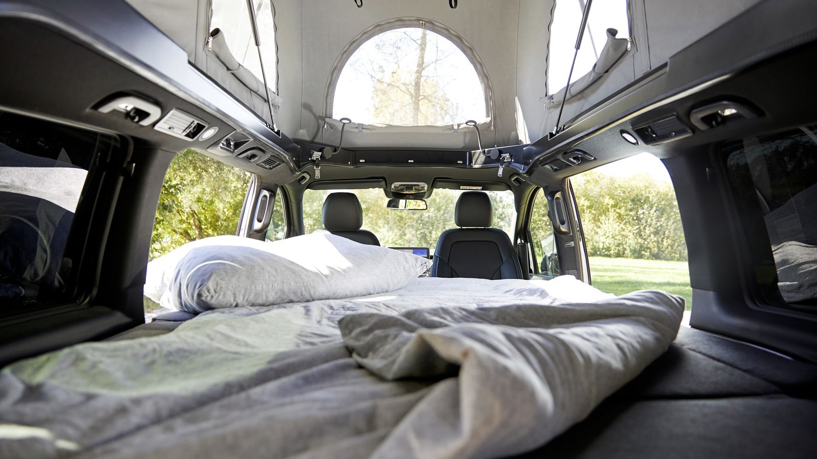 Sin necesidad de recurrir a la opcional, el asiento trasero se puede convertir en una cama.