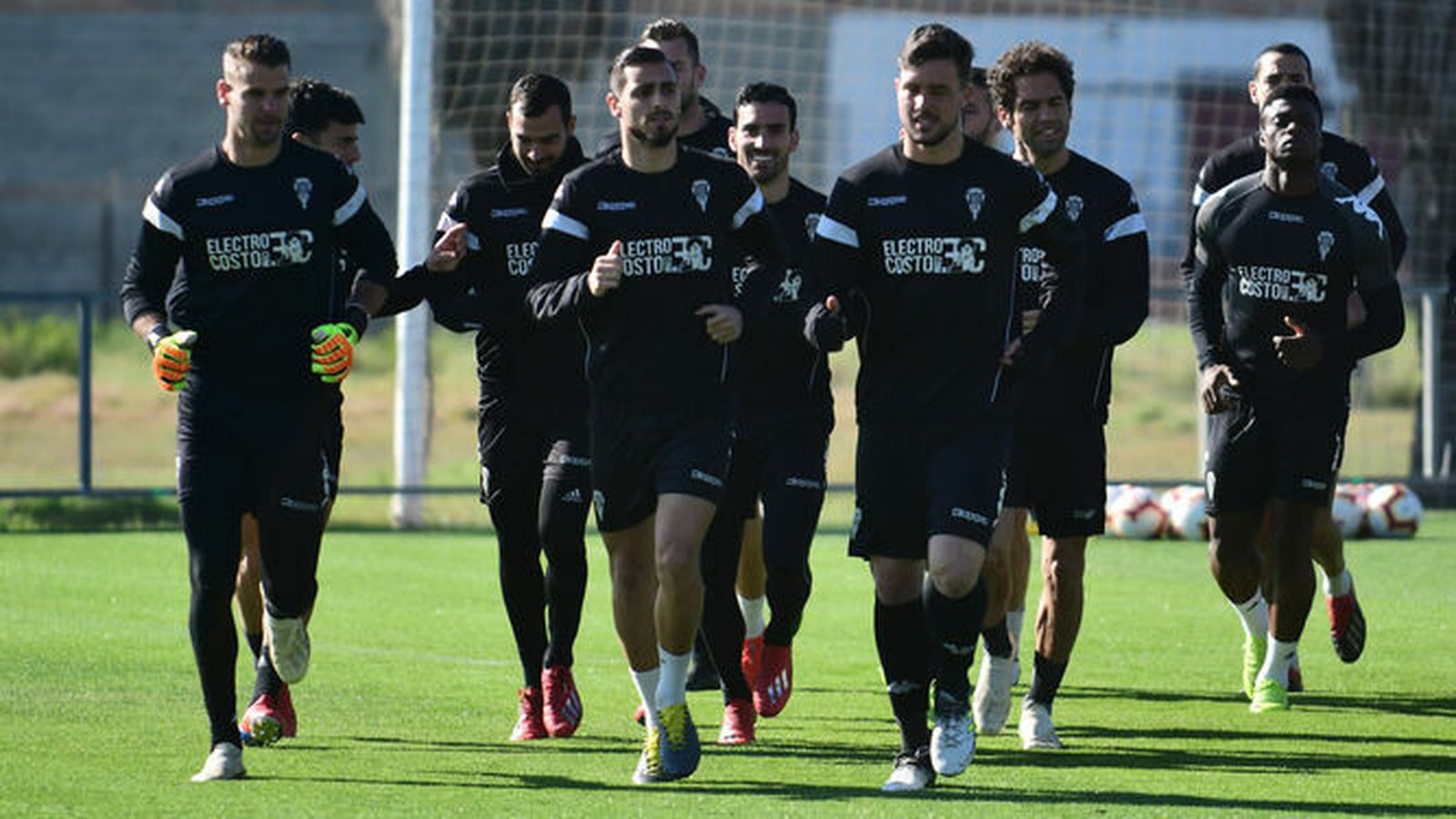 Luis Muñoz, en el centro de la imagen, encabeza el grupo durante la carrera.