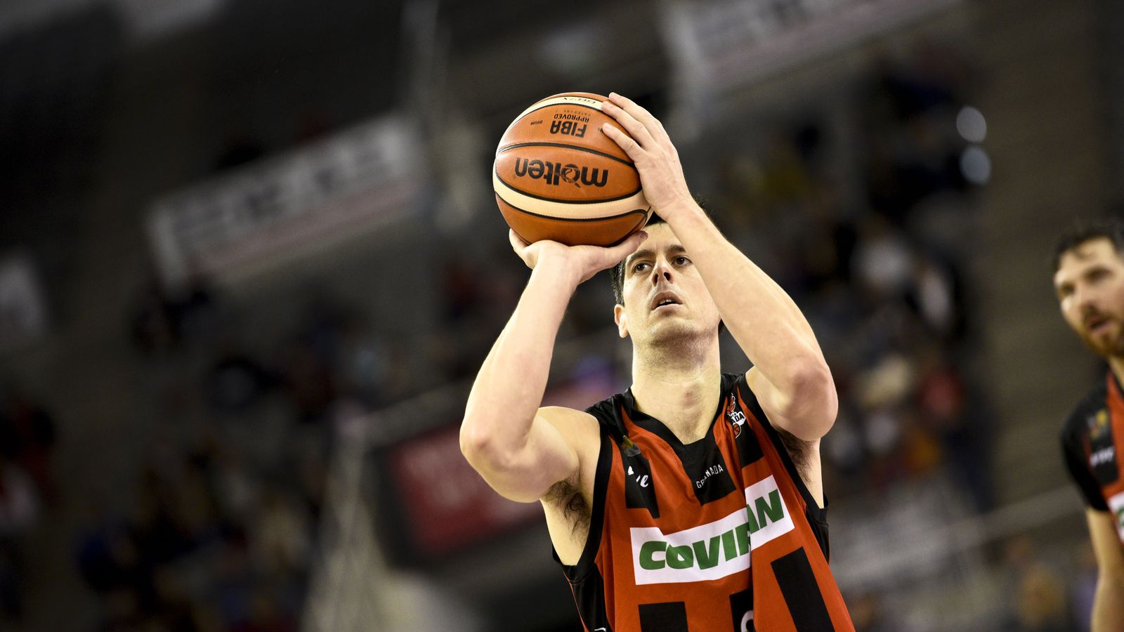 Almazán se dispone a lanzar un tiro libre