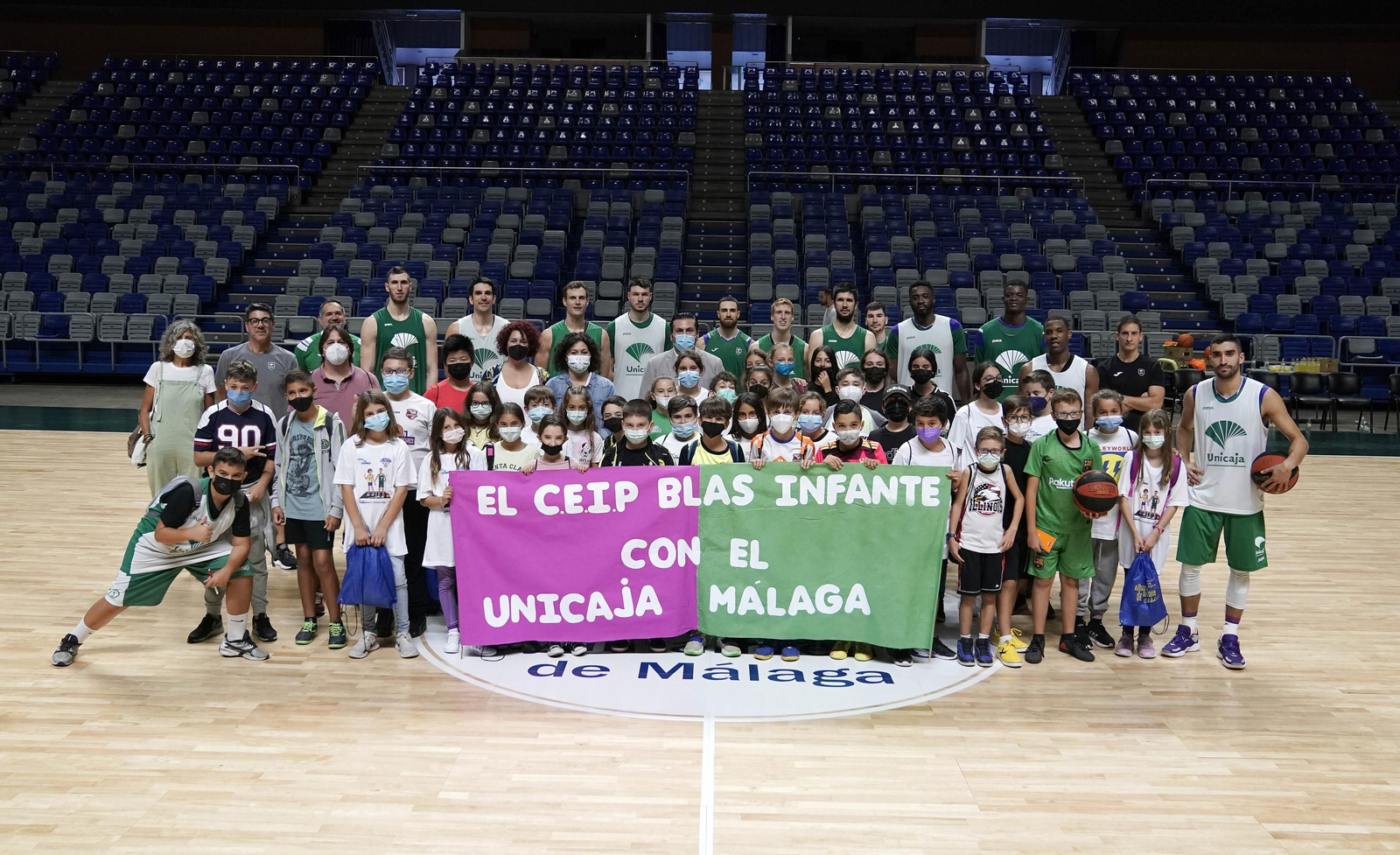 El colegio Blas Infante posa con los jugadores del Unicaja.