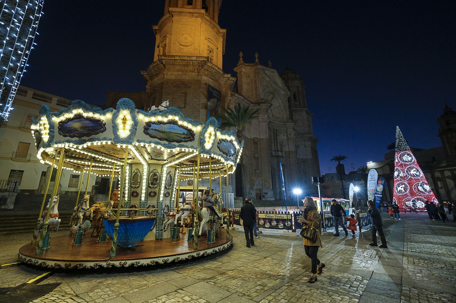 Atracciones instaladas por los comerciantes en la plaza de la Catedral