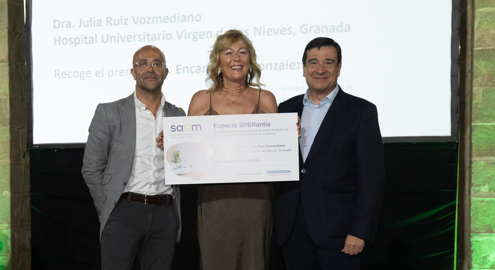 La doctora Encarnación González recoge la beca SPERantia concedida por la SAOM al Hospital Universitario Virgen de las Nieves de Granada