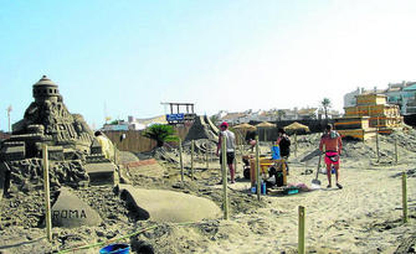 Los artistas ultiman sus figuras.