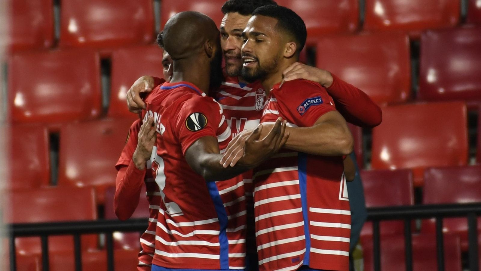 Los jugadores del Granada CF celebran el primer gol ante el Nápoles.