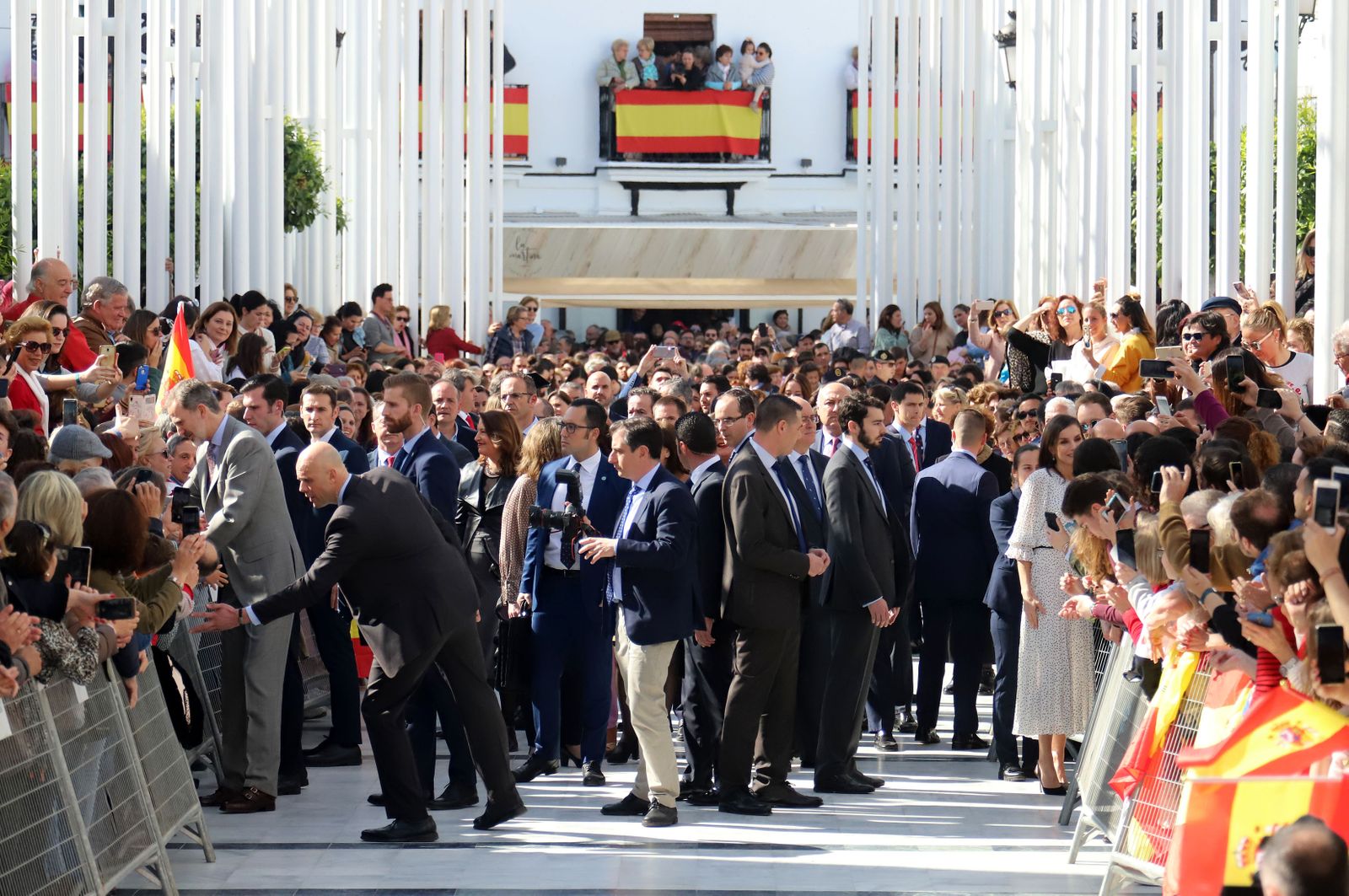 Imágenes de Don Felipe y Doña Letizia arropados por el cariño de los almonteños
