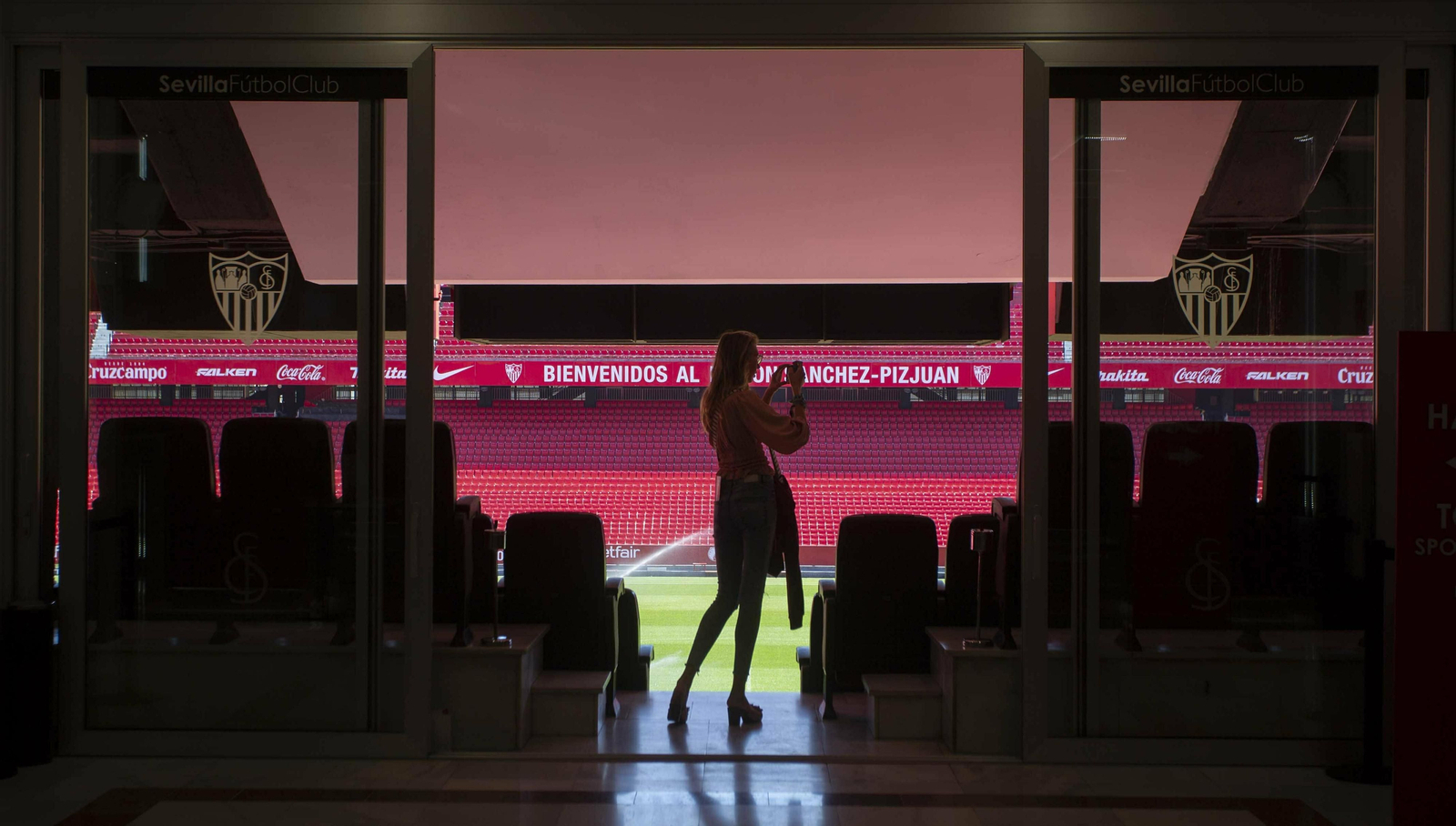 El Sevilla FC ha iniciado este lunes las obras de reforma de la tribuna de Preferencia.