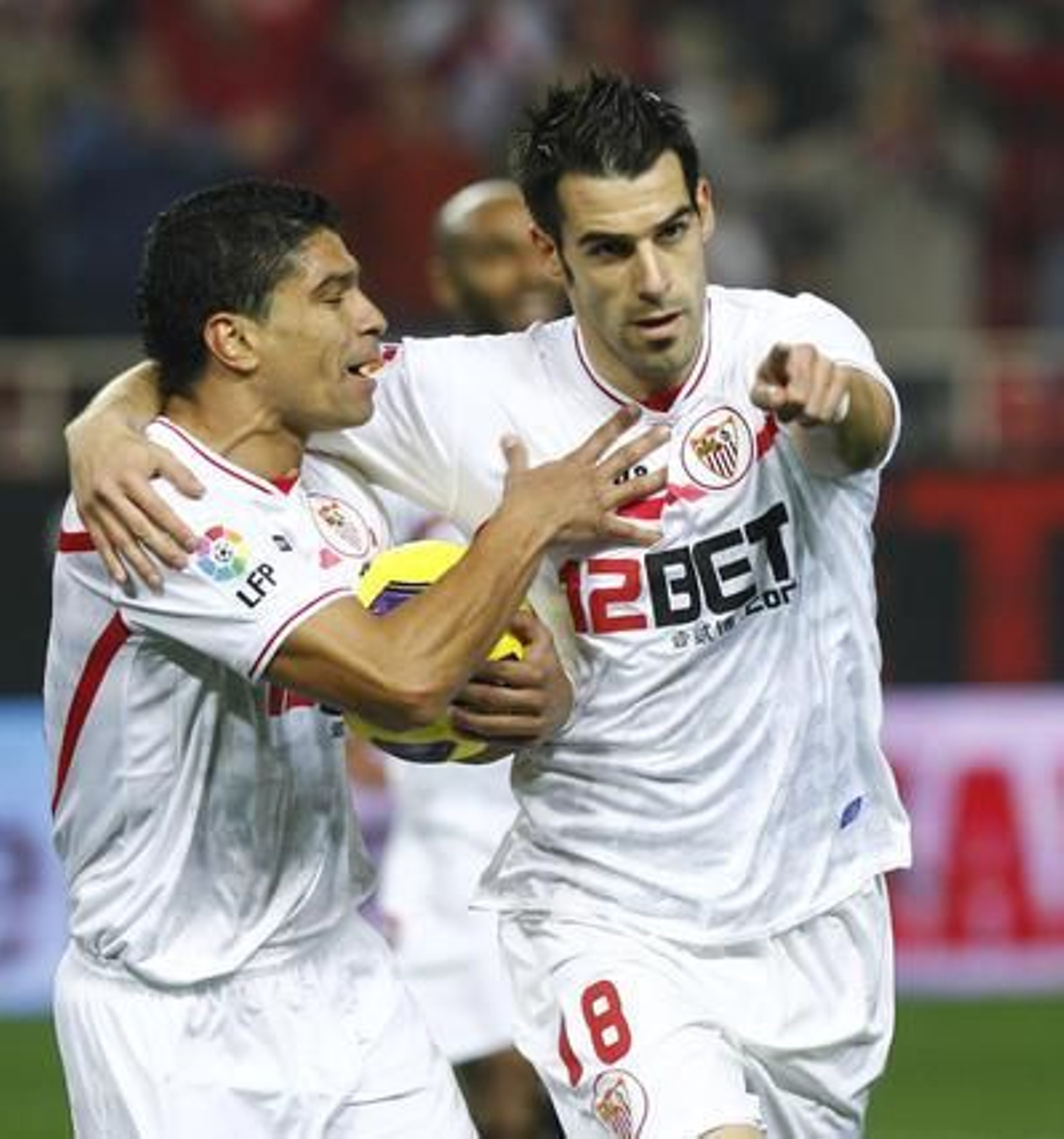 El Sevilla celebra la vuelta de Sergio Sánchez a los terrenos de juego con el pase a las semifinales de Copa del Rey ante el Villarreal (3-0). / Antonio Pizarro