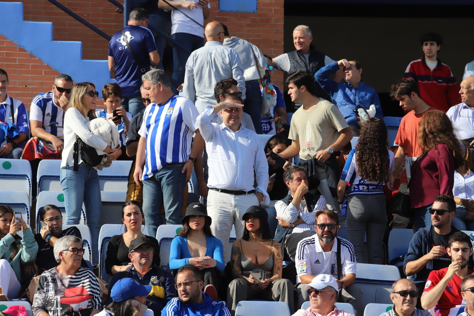 Imágenes del gran ambiente en el Nuevo Colombino para ver el  Recre-Burgos
