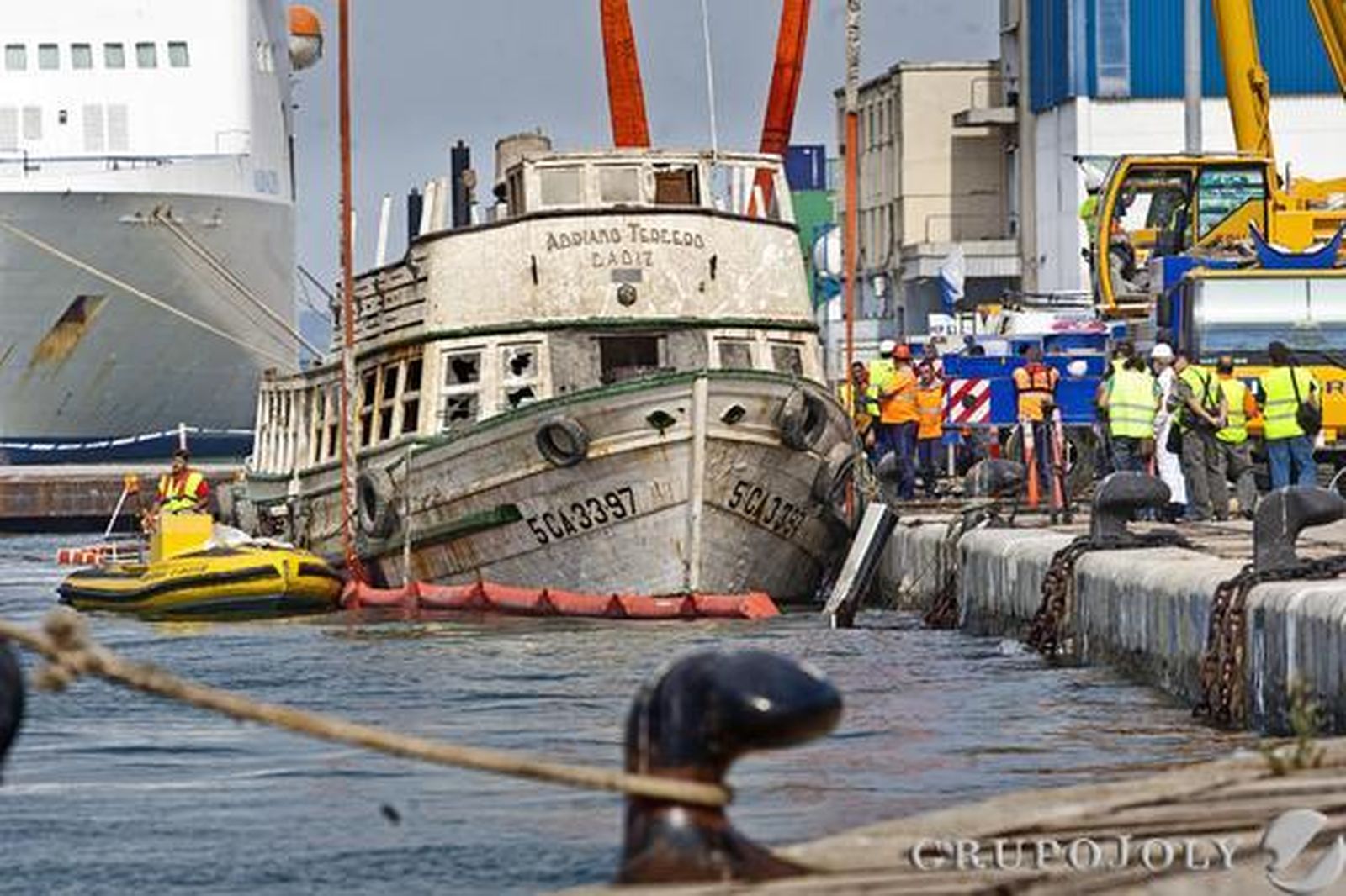 Los técnicos lograron que la motonave volviera a flotar por sí misma. 

Foto: Julio Gonzalez
