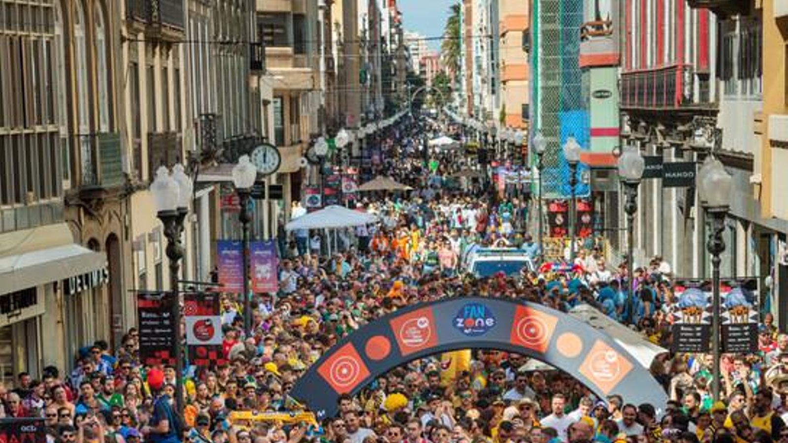 La gran fiesta de las aficiones en la Copa: Miles de personas toman las calles de Las Palmas