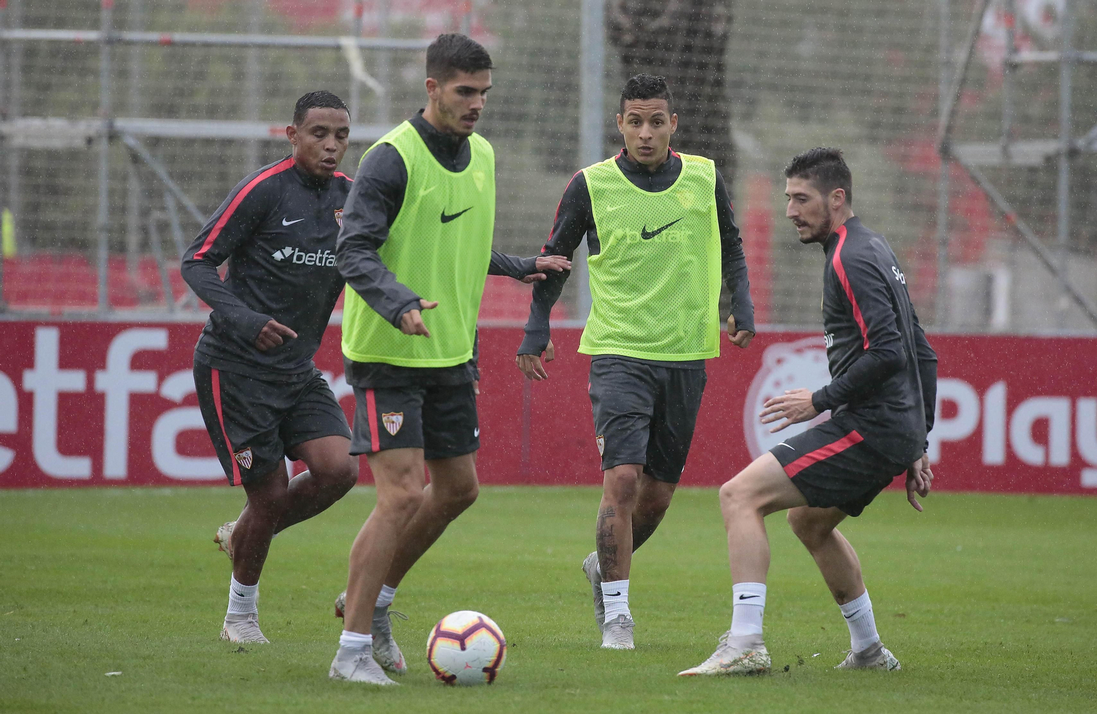 Andre Silva, en el entrenamiento del Sevilla de este lunes.