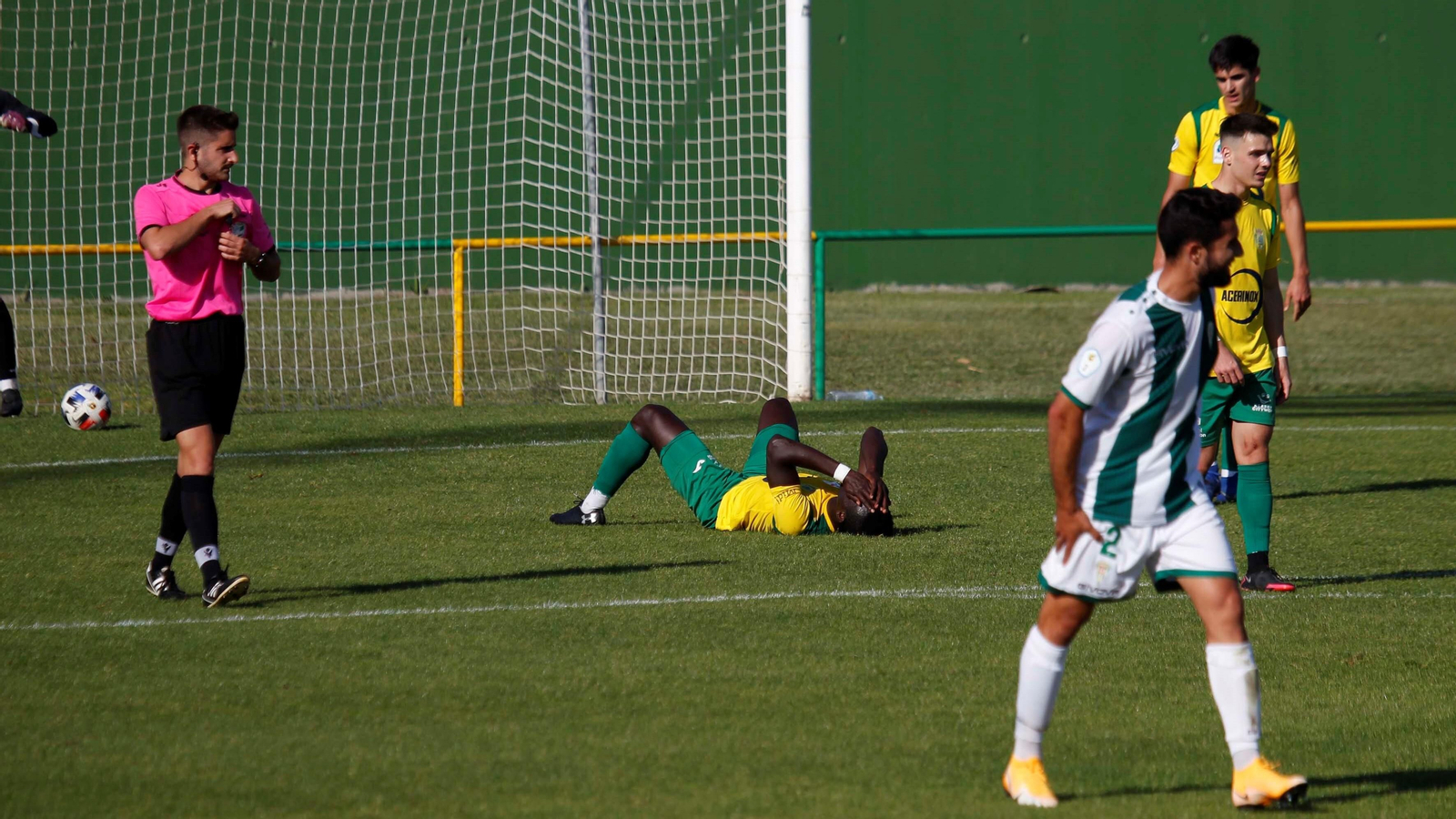 Seidou se lamenta en el suelo tras fallar en el 0-1 del Córdoba B.