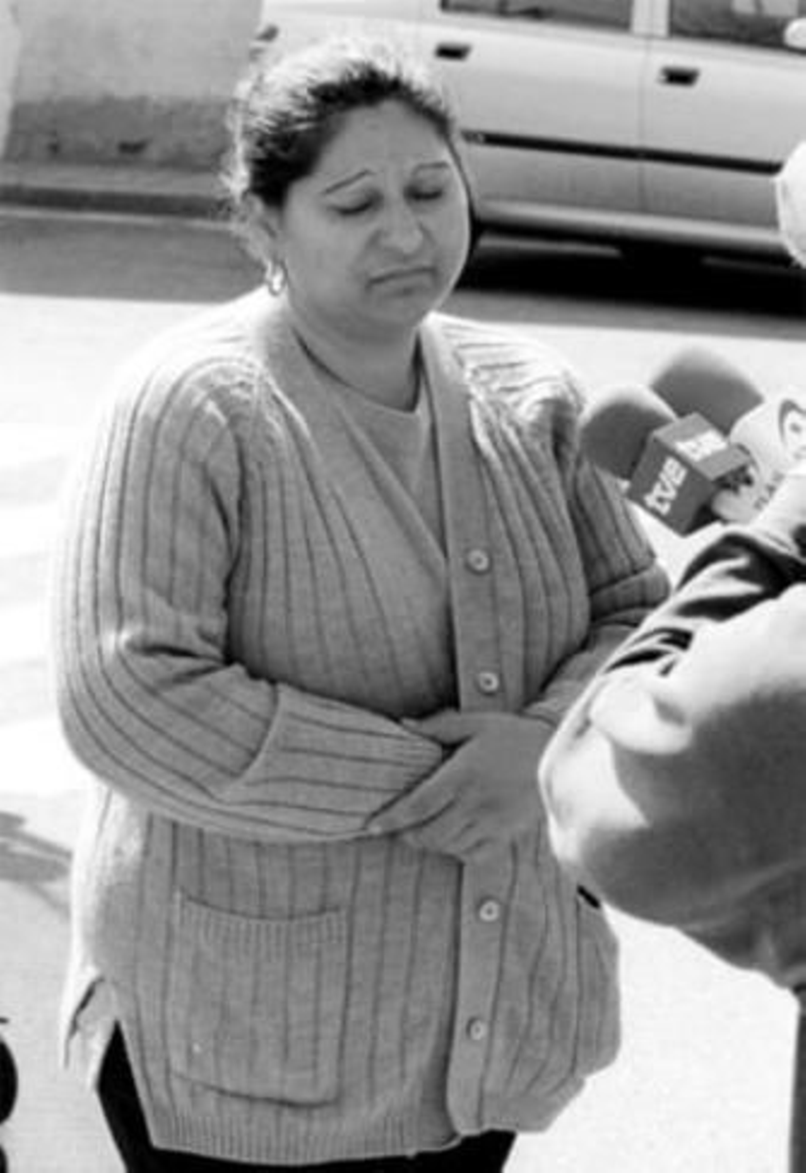 Juana Santiago tapa su mano quemada con disolvente.