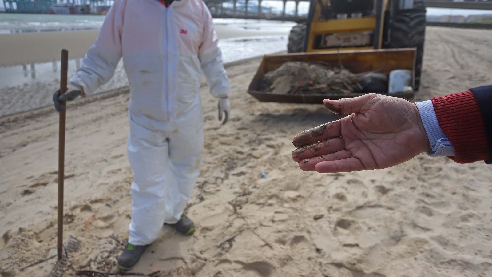 Aspecto del hidrocarburo en la mano del concejal de Playas, Ángel Martínez.