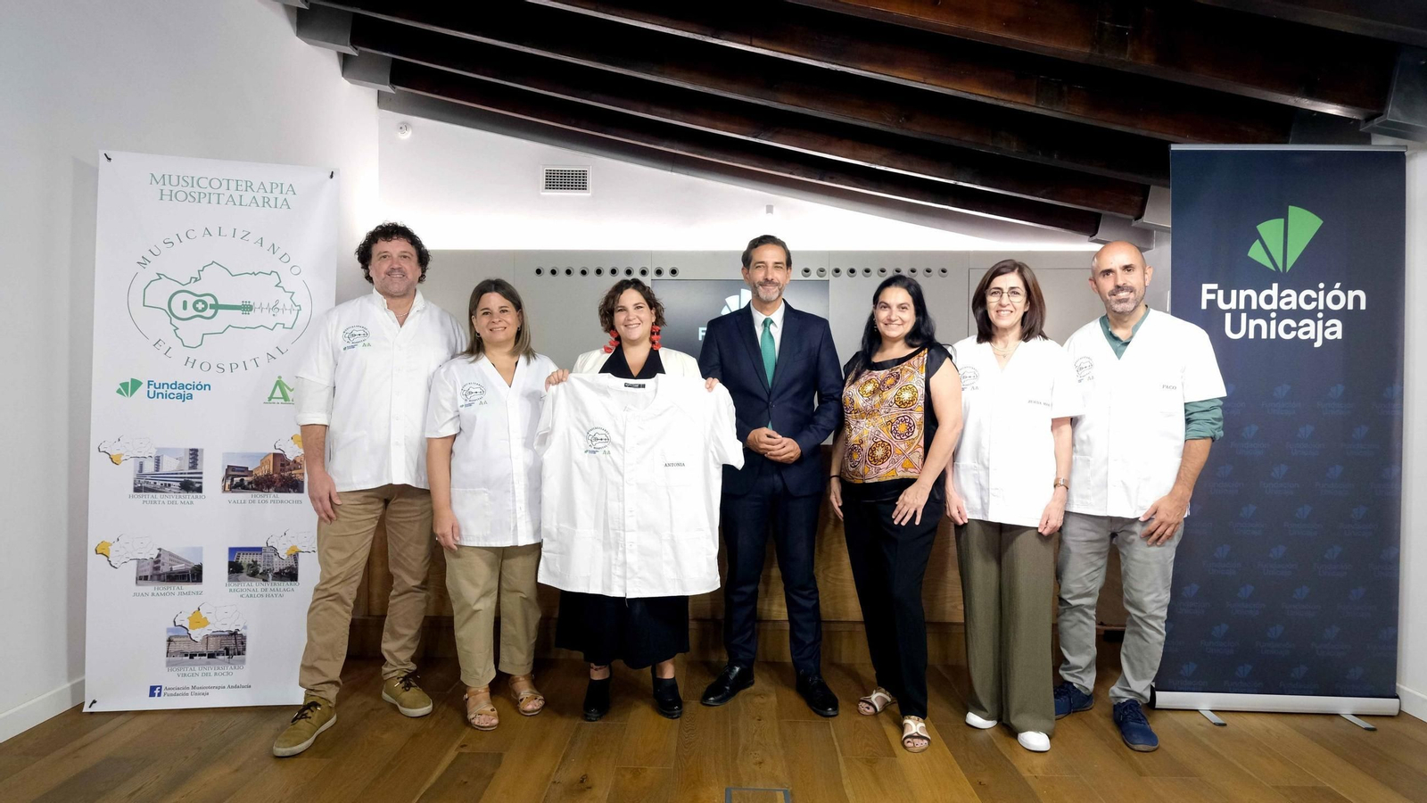 El director de Actividades Sociales de la Fundación Unicaja, Miguel Gil, y la presidenta de la Asociación de Musicoterapeutas de Andalucía, Lourdes Carmona El director de Actividades Sociales de la Fundación Unicaja, Miguel Gil, y la presidenta de la Asociación de Musicoterapeutas de Andalucía, Lourdes Carmona