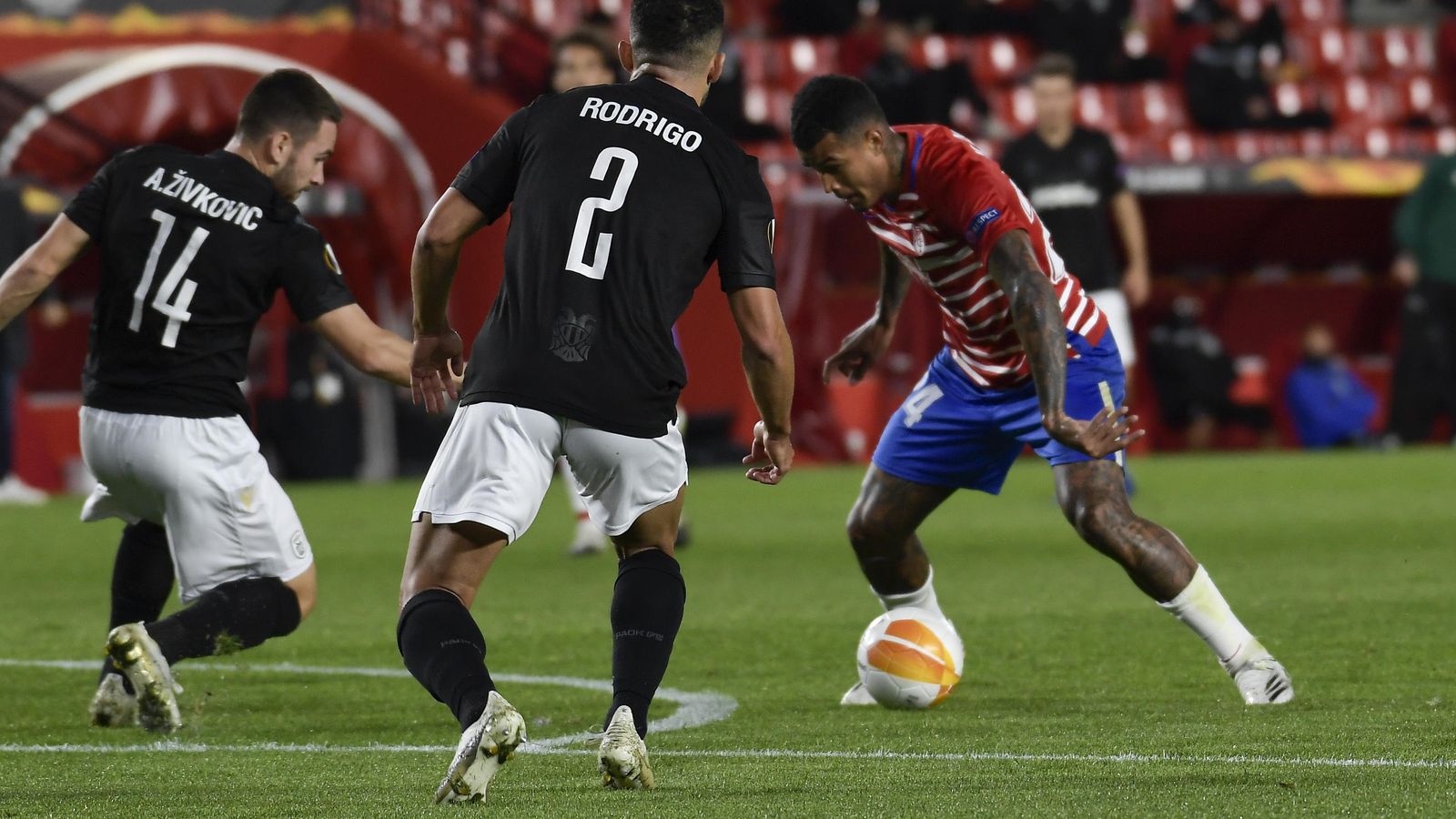 Kenedy intenta encarar a dos jugadores del PAOK de Salónica.