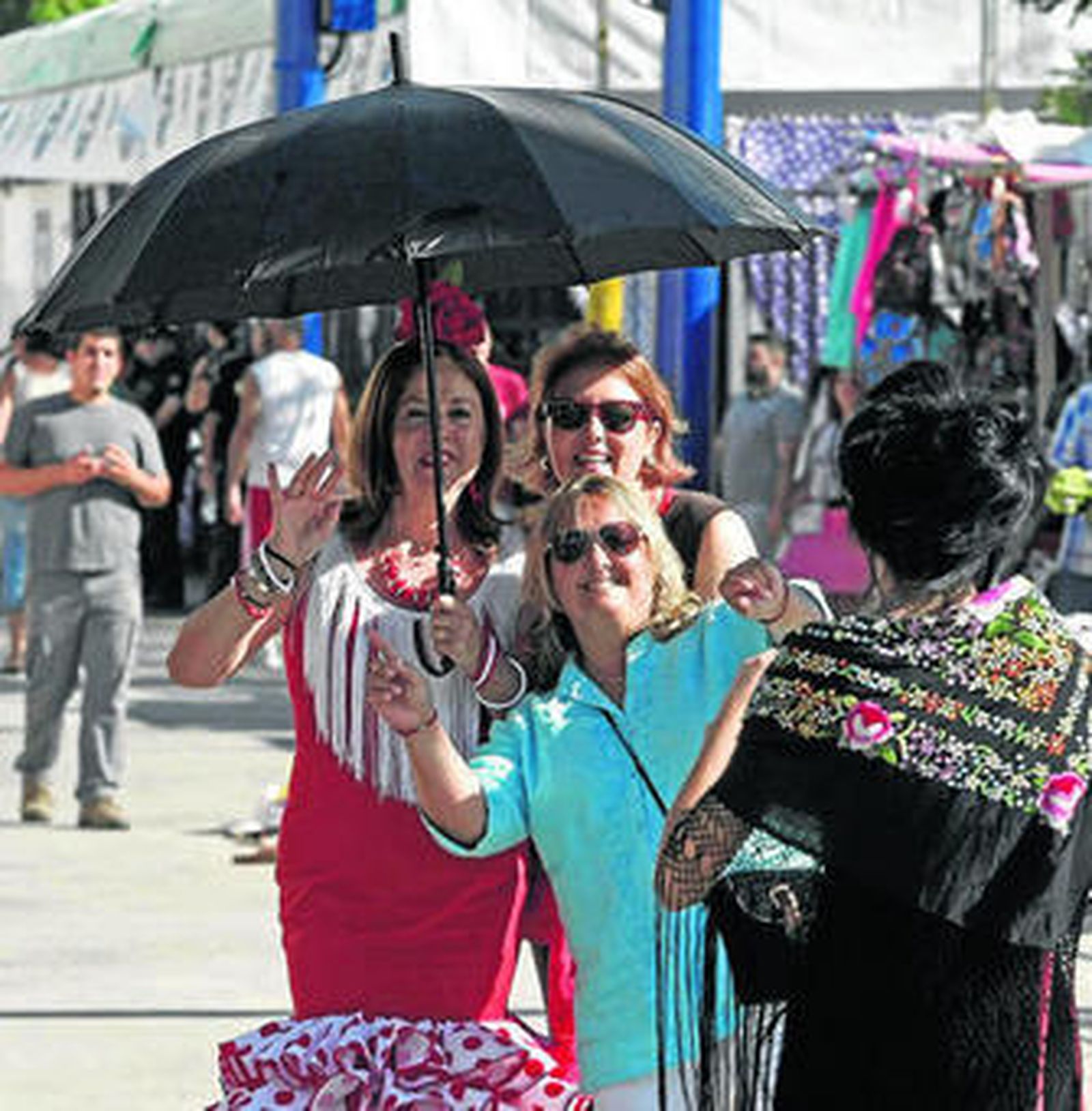 Al ferial hubo que acudir con paraguas... que luego sirvieron para la diversión.