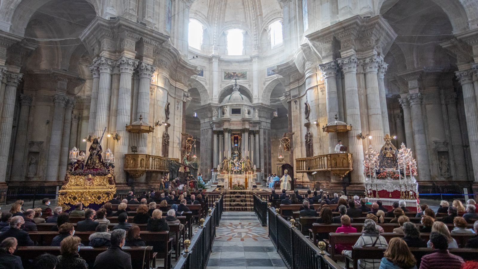 Los pasos del Nazareno y de la Patrona, a ambos lados del altar mayor de la Catedral de Cádiz, que presidían los Patronos.