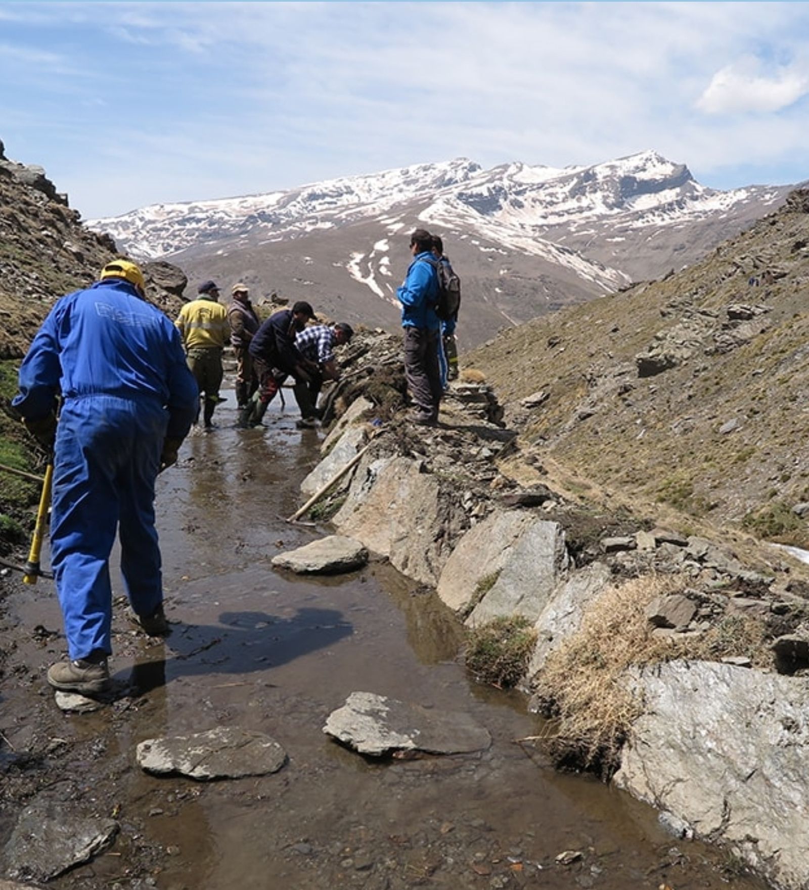 Trabajos desarrollados por los acequieros en Sierra Nevada.
