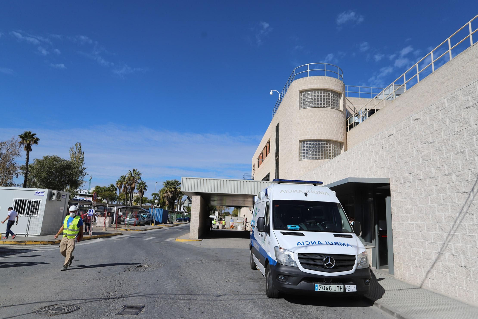 Acceso de Urgencias del Juan Ramón Jiménez.