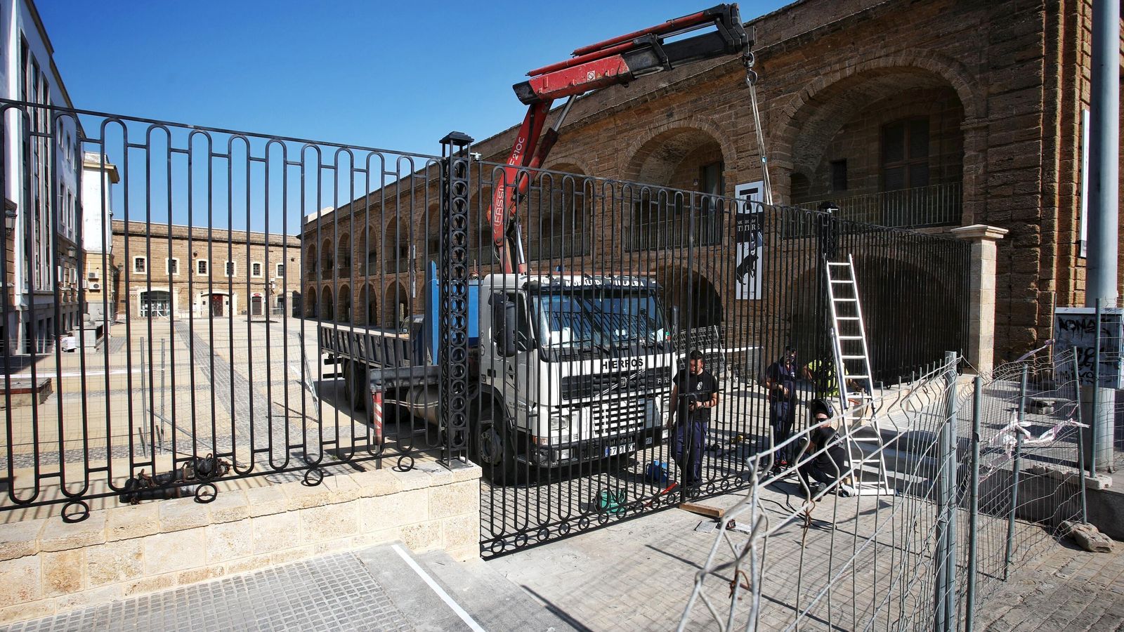 Imagen de este mismo miércoles en la que se ultimaba la colocación de la verja que evitará el acceso a las bóvedas de las Puertas de Tierra.