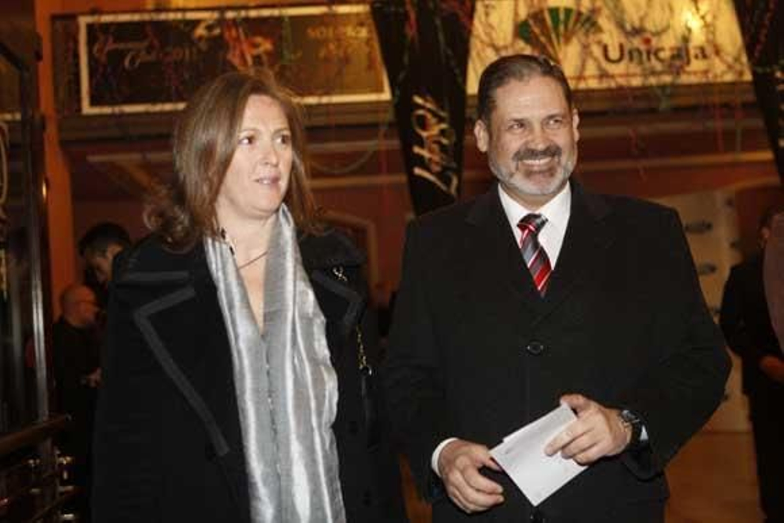 Numerosas personalidades se dieron cita en el Gran Teatro Falla para vivir la Final del COAC

Foto: Julio Gonzalez-Jesus Marin-Lourdes de Vicente