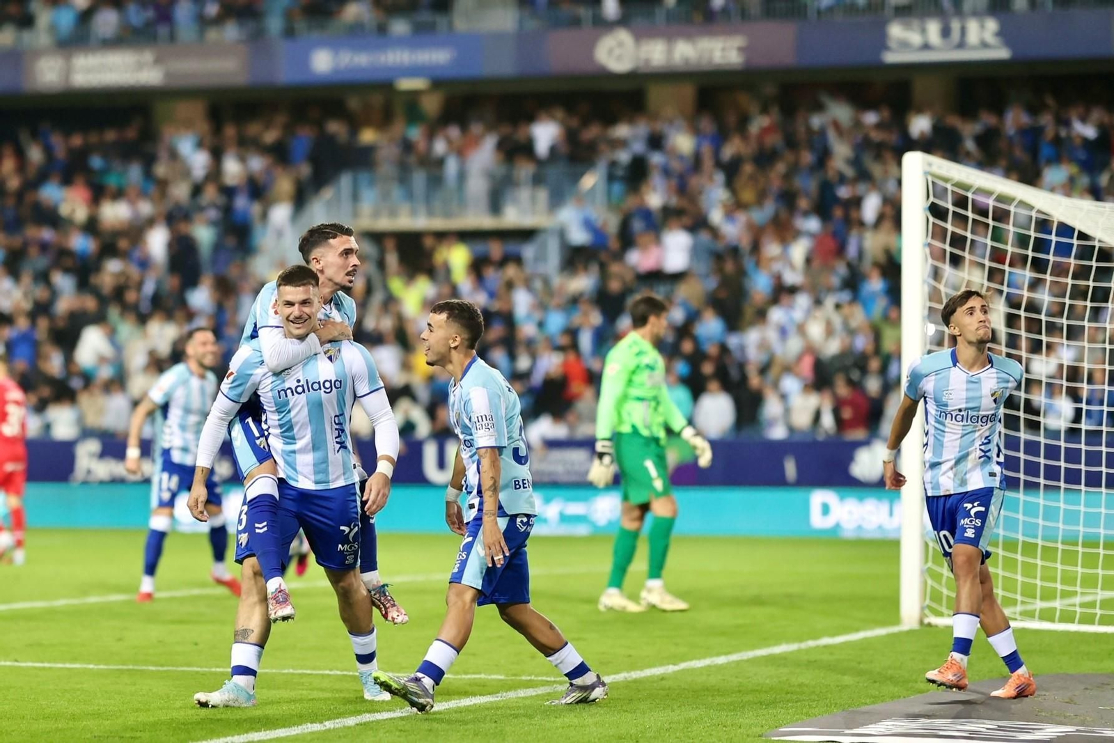 Las fotos del imponente ambiente en La Rosaleda en el Málaga - Córdoba CF