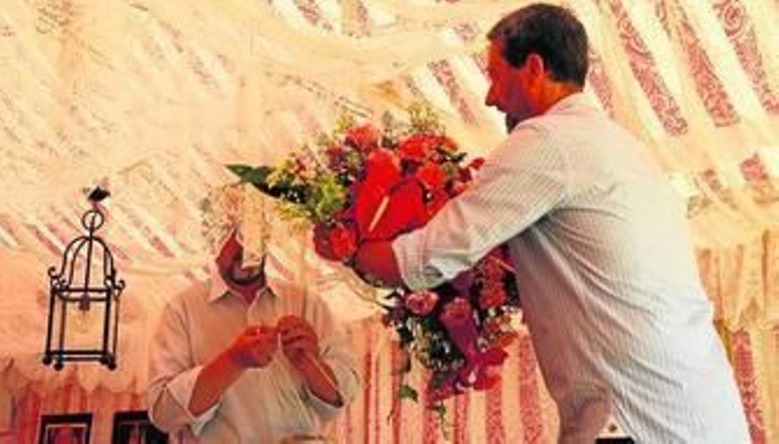 Los retoques en las casetas se prolongaron hasta horas antes de la inauguración oficial.