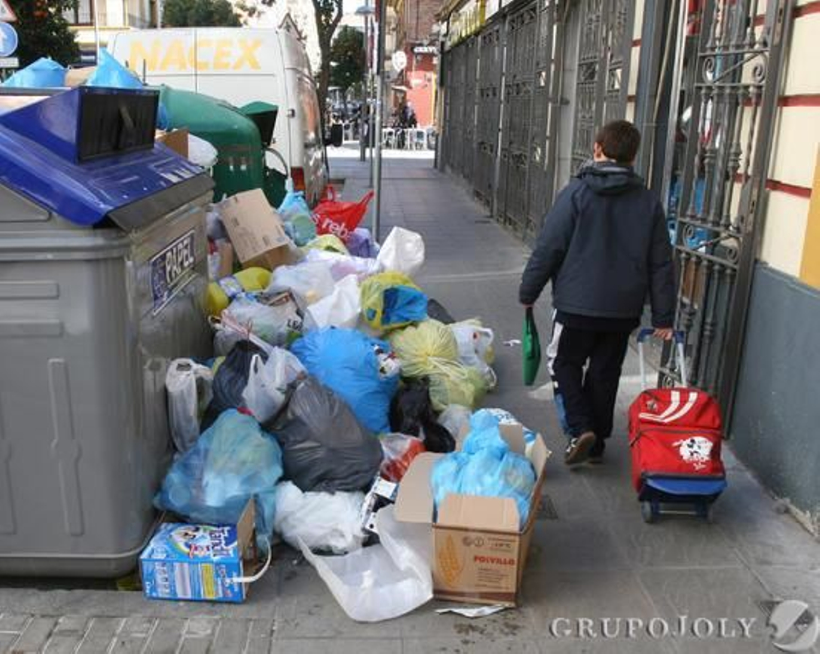 Basura acumulada en calles de Los Remedios tras nueve días de huelga.

Foto: José Ángel García