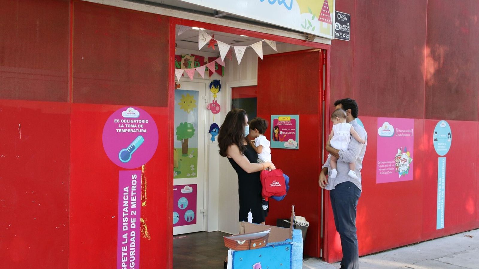 Escuela Infantil Almadrabillas, en la capital, durante la llegada de padres al centro en el primer día de clase