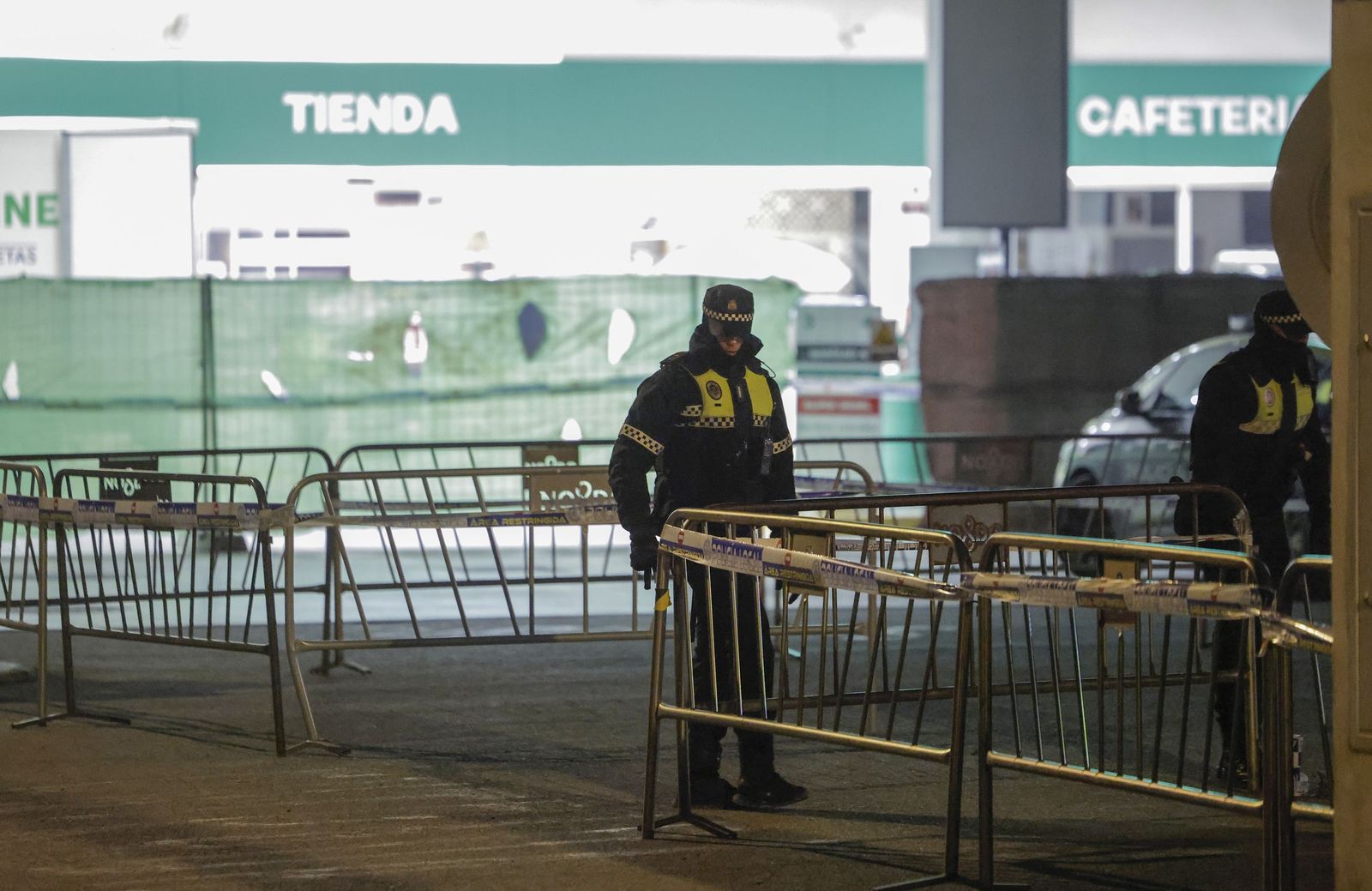 El derribo de la gasolinera de Alcosa, todas las fotos