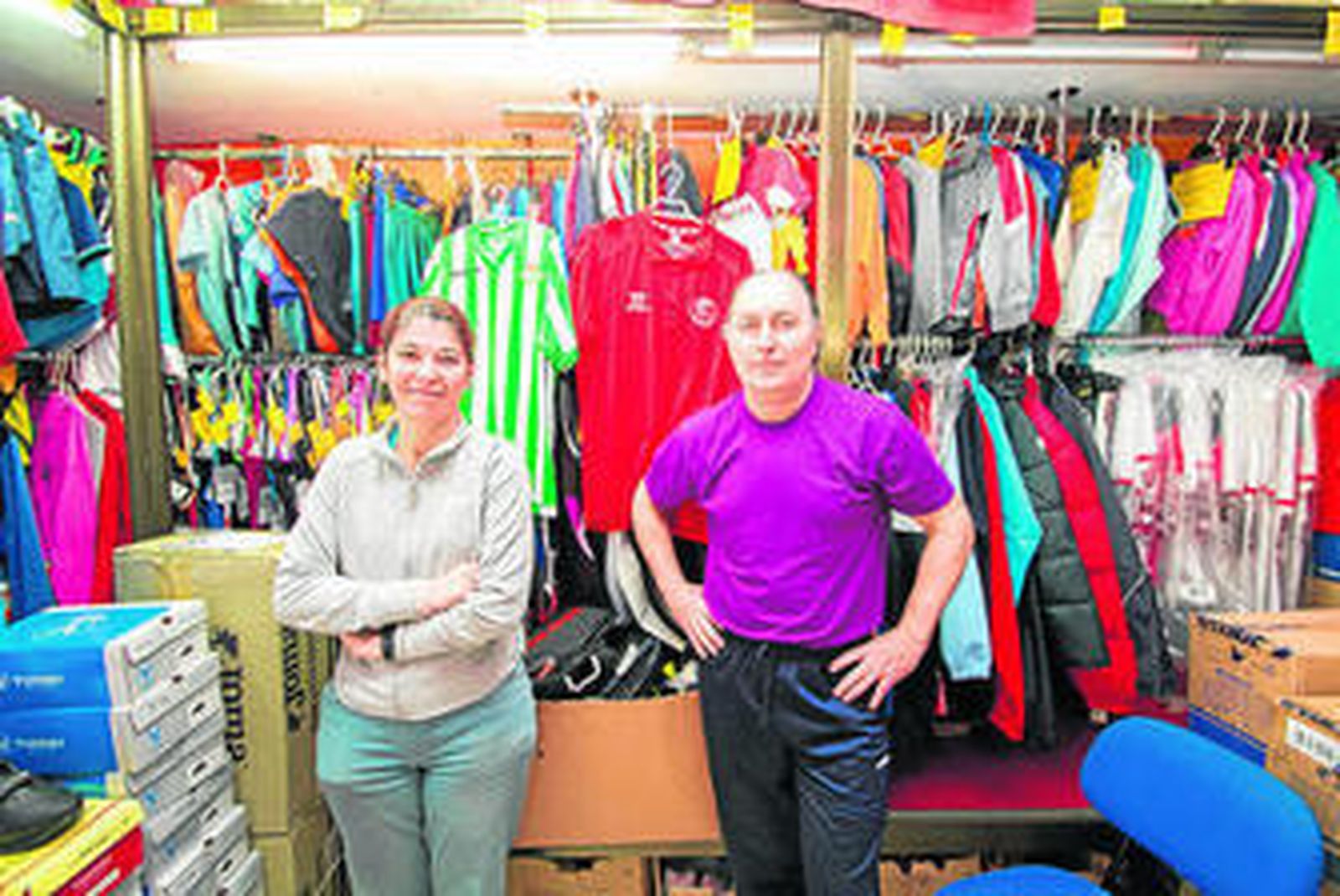 Mercedes López y José Manuel Crespo posan en uno de los rincones de la tienda.
