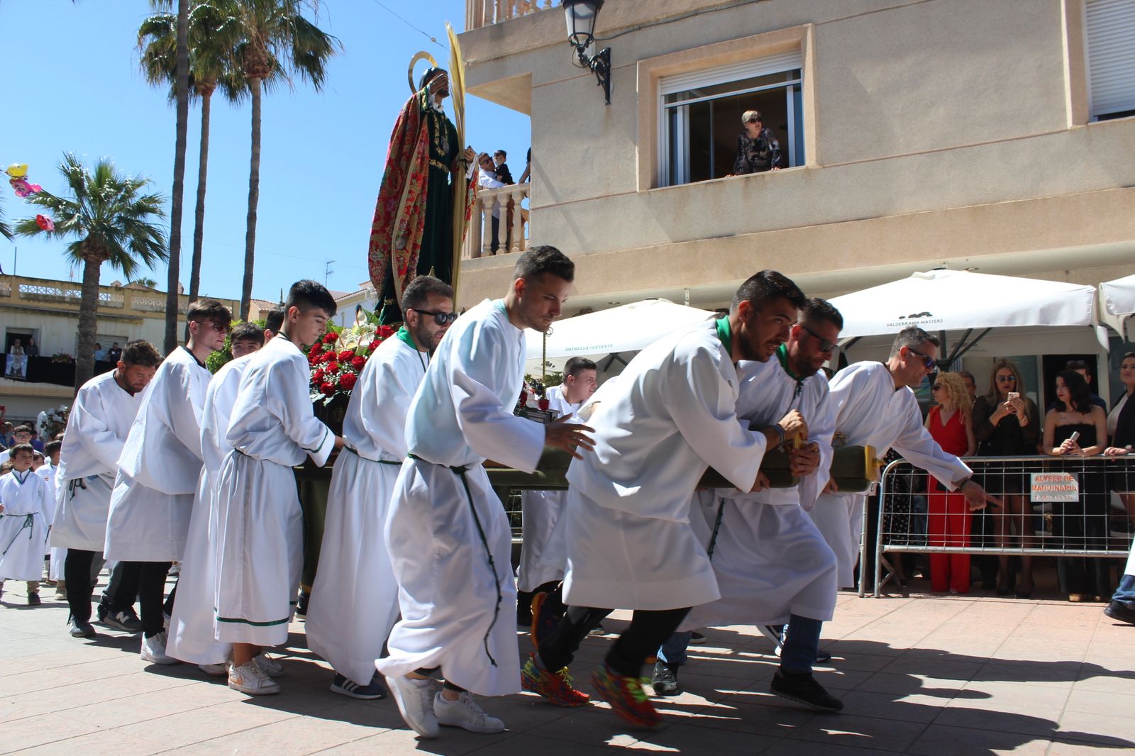 San Juan, a la carrera, por la Plaza de la Constitución.