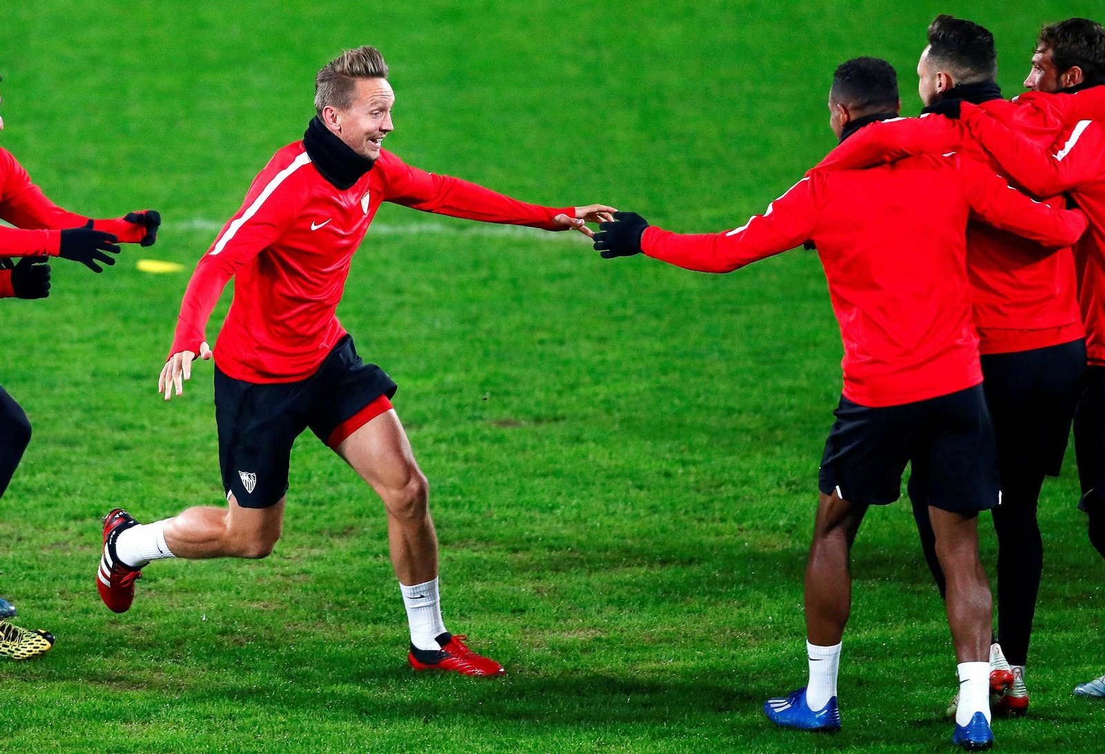 El delantero holandés De Jong, en la sesión del Sevilla ayer por la tarde en Cluj-Napoca.