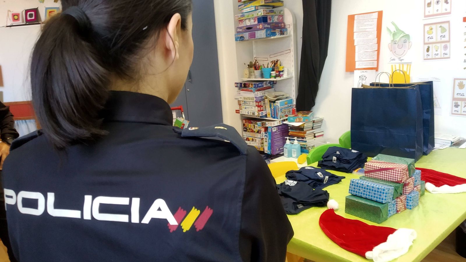 Una agente observa los obsequios de los pequeños.