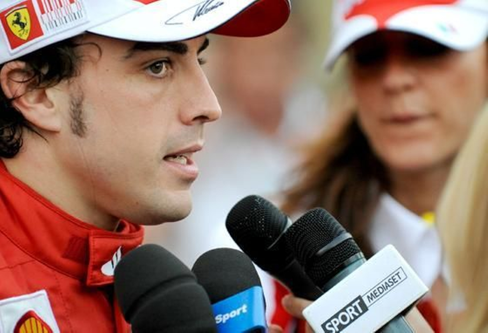 Fernando Alonso gana su primera carrera como piloto de Ferrari en Bahrein. / EFE