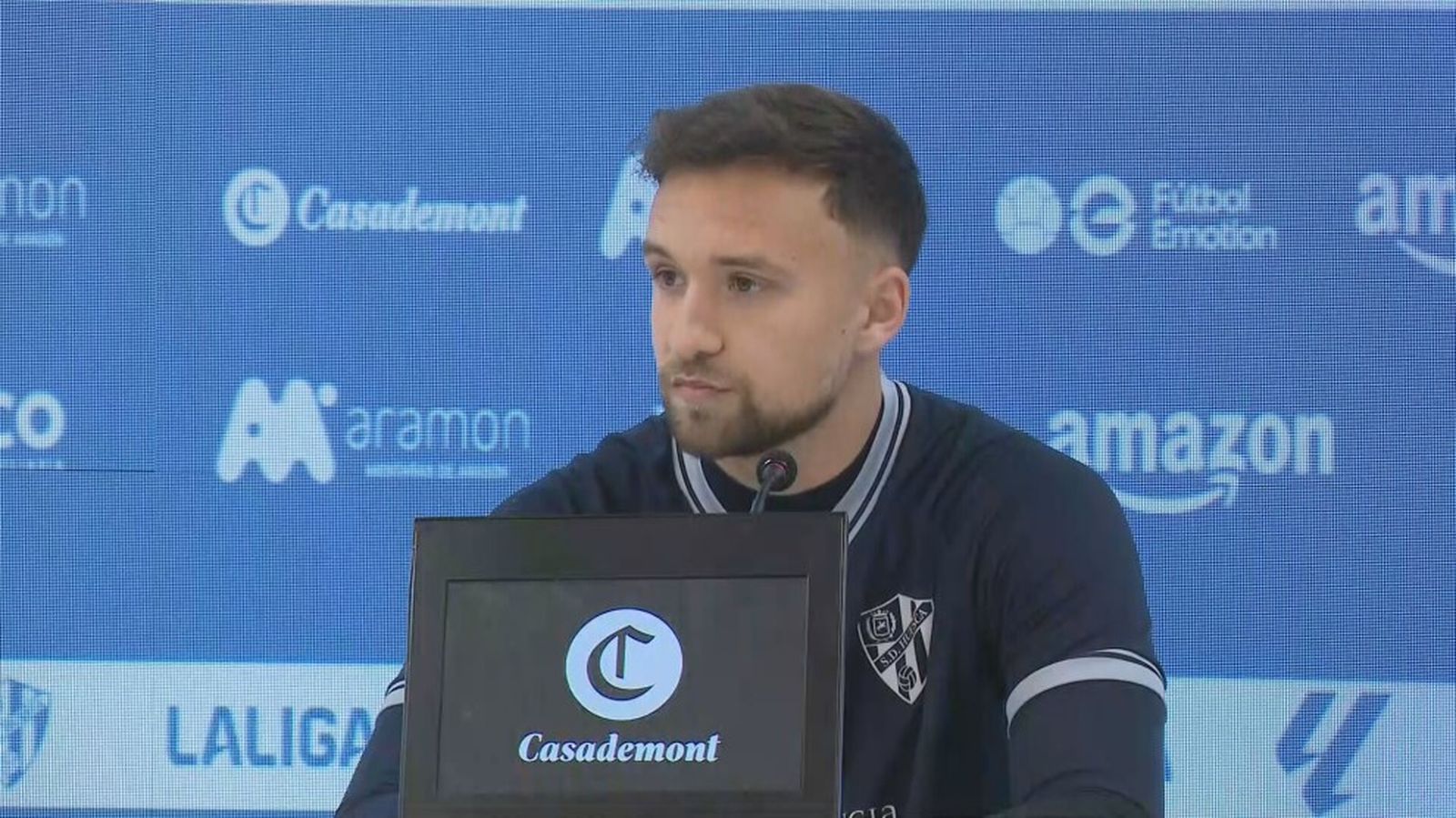 Álvaro Carrillo atiende a los medios en la sala de prensa.