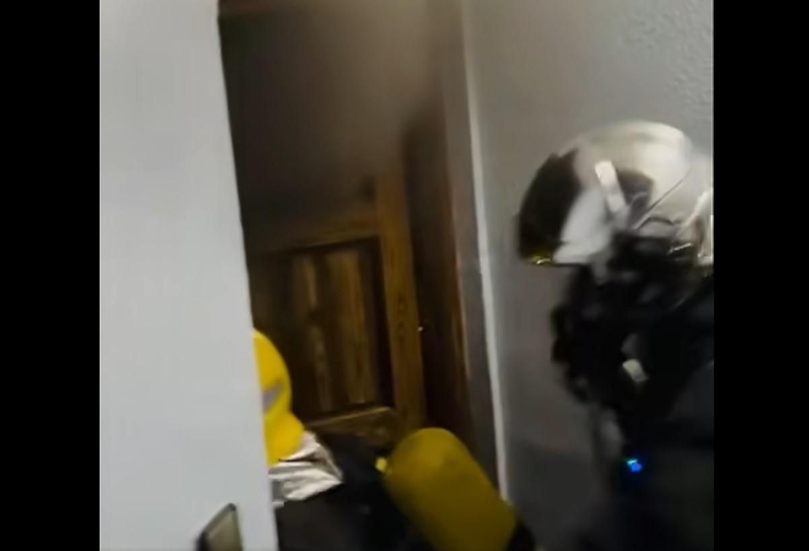 Bomberos durante la intervención.