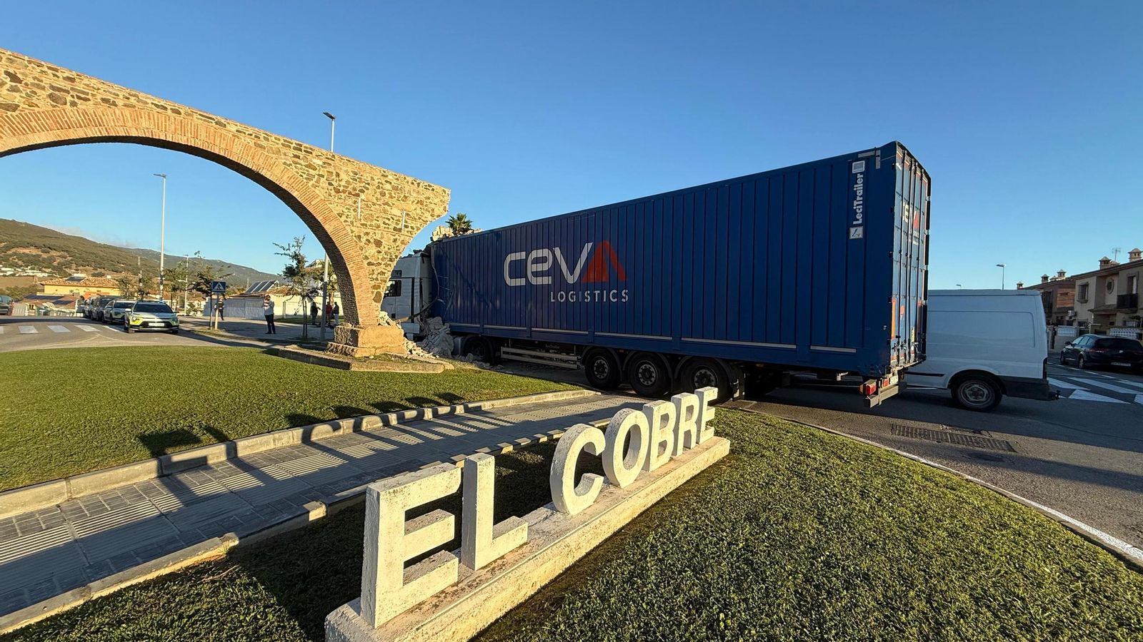 El camión tras la caída del arco.